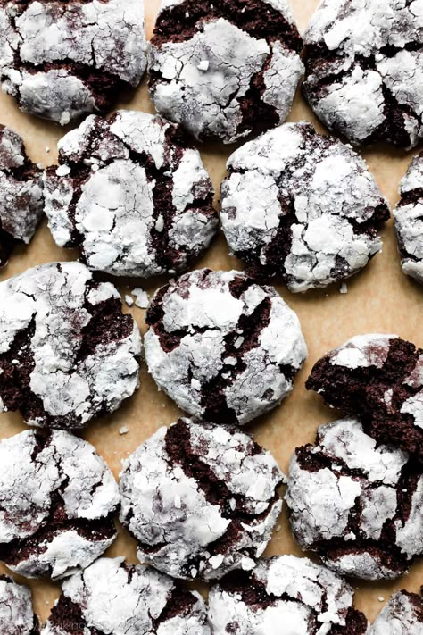 Cookies Crinkle, Chocolate Crinkle Cookies Recipe, Traditional Christmas Cookies, Crinkle Cookies Recipe, Chocolate Crinkle, Sally's Baking, Chocolate Crinkle Cookies, Frozen Cookies, Baking Chocolate