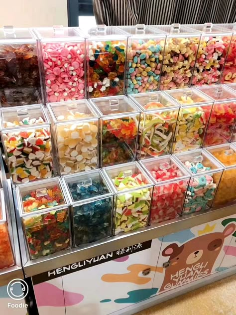 Home Candy Store Ideas, Candy Shelf Display, Retail Candy Display Ideas, Bulk Candy Display, Candy Display Store, Candy Store Design Interior, Snack Display Ideas, Candy Shop Ideas Design, Candy Organization