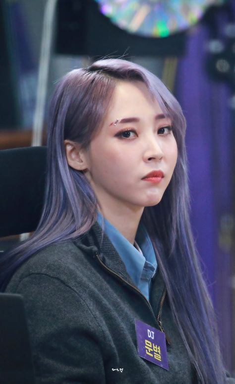 Eyebrow Piercing Girl, Eyebrow Cut, Eyebrow Tutorial For Beginners, Eyebrow Slits, How To Do Eyebrows, Eyeliner Set, Moonbyul Mamamoo, Moon Byul, Mamamoo Moonbyul