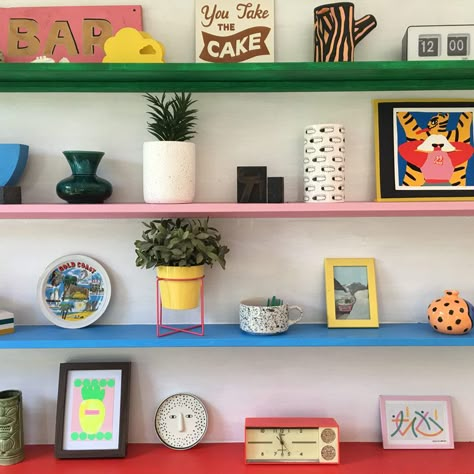 Tips for Organizing Open Kitchen Shelves | Hunker Funky Interior Design Vintage, Funky Shelf Ideas, Wall Design Color, Eclectic Shelf Decor, Color Shelves, Colorful Shelves, Colorful Bookshelf, Colorful Shelf, Corner Wall Shelves