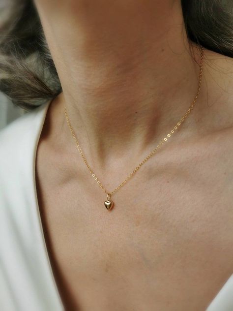 Good Heart Necklace, Basic Gold Necklace, Short Nike Pro, Simple Heart Necklace, Short Nike, Heart Necklace Gold, Schmuck Gold, Necklace Minimalist Jewelry, Silver Necklace Simple