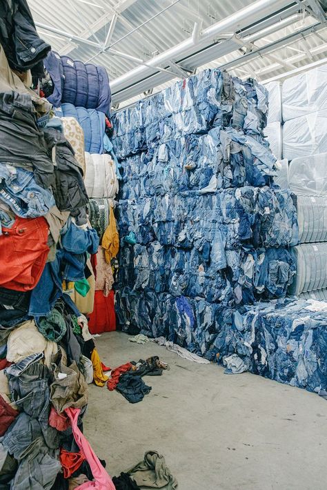 H&M Wants More Customers to Recycle Their Clothes Fast-fashion discards are being shredded, and the fibers can be used in new garments. Bloomberg News 27 сентября 2019 г., 07:01 GMT+3 Fast Fashion Art Installation, Fast Fashion Moodboard, Clothing Landfill, Fast Fashion Environmental Impact, Fast Fashion Graphic Design, Fast Fashion Aesthetic, Fast Fashion Photography, Fashion Landfill, Overconsumption Core