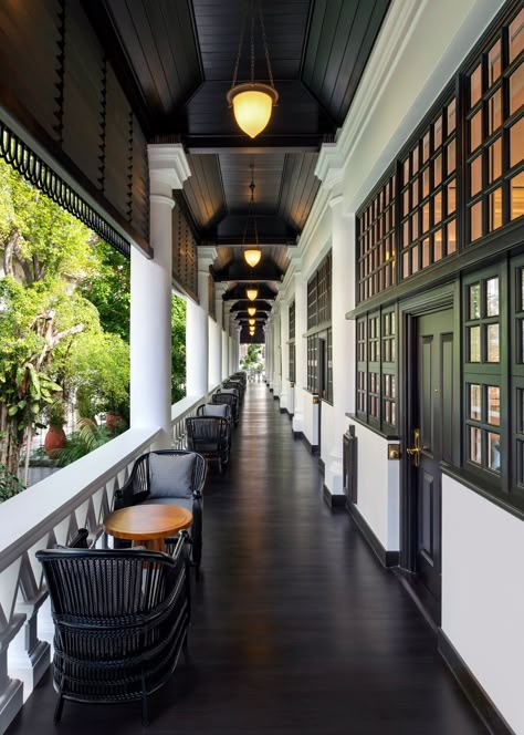 Singapore Colonial Style, Raffles Singapore, Raffles Hotel Singapore, Raffles Hotel, Indochine Style, Singapore Sling, Famous Buildings, Colonial Architecture, Colonial Style