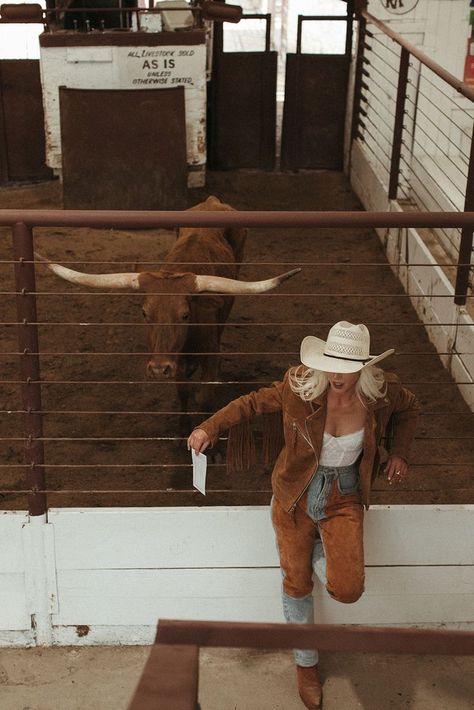 Rodeo Cowgirl Outfits, Retro Western Aesthetic, Cowgirl Era, Foto Cowgirl, Western Photoshoot, Urban Cowgirl, Cowgirl Style Outfits, Cowboy Aesthetic, Looks Country