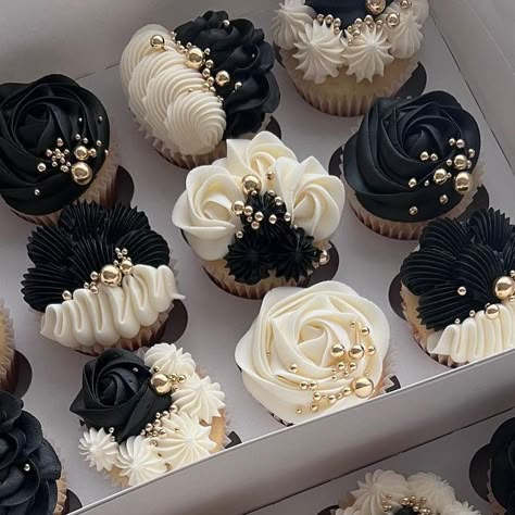 ✨Love this set! . . . .  #cupcakes #cupcakebouquets #floralcupcakes #cupcakedecorating #cupcakelove #cupcakequeen #cupcaketime #butterc... | Instagram Glam Cupcakes Ideas, Gold Decorated Cupcakes, Wedding Cupcakes Black And White, Cupcakes For School Birthday, Black Wedding Dessert Table, Icing Ideas For Cupcakes, Cupcake Decorating Ideas For Wedding, Frosting Designs For Cupcakes, Mens Cupcakes Birthday