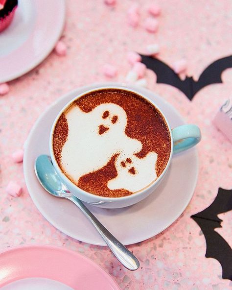 Halloween Latte Art, Work Profile Picture, Halloween Cafe, Coffee Mood Board, Coffee Kisses, Art For Halloween, Peggy Porschen, Coffee Mood, Make Ahead Breakfast Sandwich