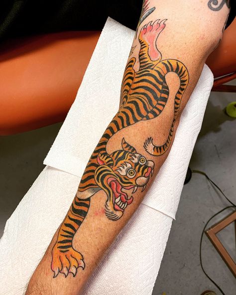 Tiger Tattoo Traditional, Traditional Tiger Tattoo, Courage Tattoos, Japanese Tiger Tattoo, Big Cat Tattoo, Jaguar Tattoo, Tattoo Tiger, Tibetan Tiger, Leopard Tattoos