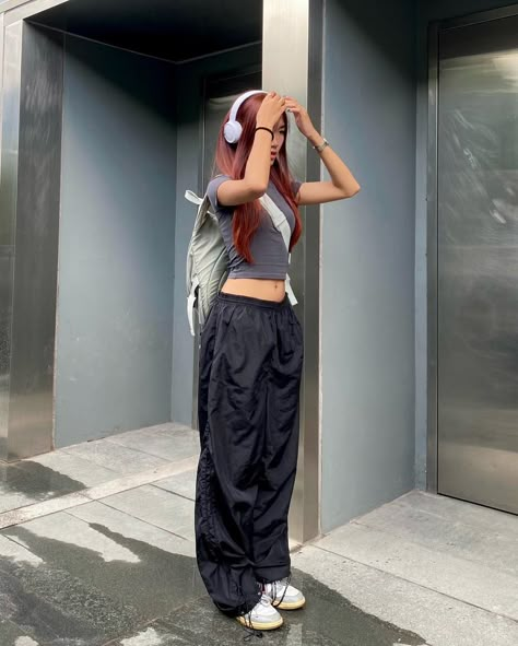 Street Pants Outfit, Korean Dancer Fashion, Parachute Pants Outfit Summer, Summer In Japan Outfit, Rainy Fits, Dance Clothes Outfits, Korean Street Fashion Summer, Parachute Pants Outfits, Summer Outfits Pants