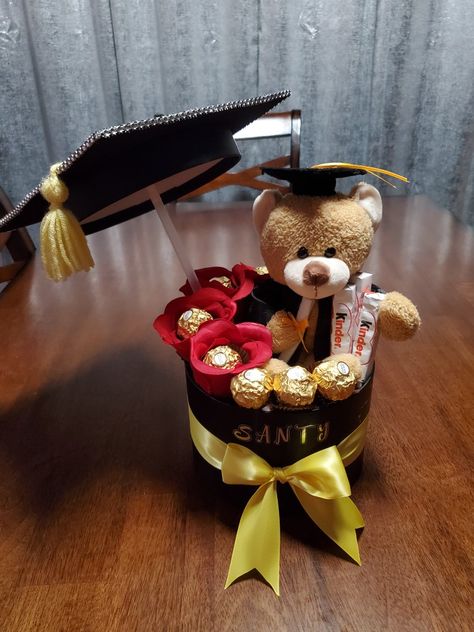 Graduation Gift Basket Ideas, Taylor Swift Graduation Cap, Taylor Swift Graduation, Graduation Basket, Creative Graduation Gifts, High School Graduation Party Ideas, Graduation Flower Bouquet, Graduation Gift Basket, Graduation Box