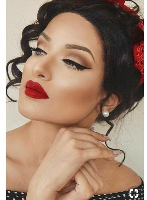 Maquillage Pin Up, Rockabilly Makeup, 50s Makeup, Vintage Makeup Looks, Black Eye Makeup, Pin Up Makeup, Pin Up Looks, Eye Makeup Styles, Retro Makeup