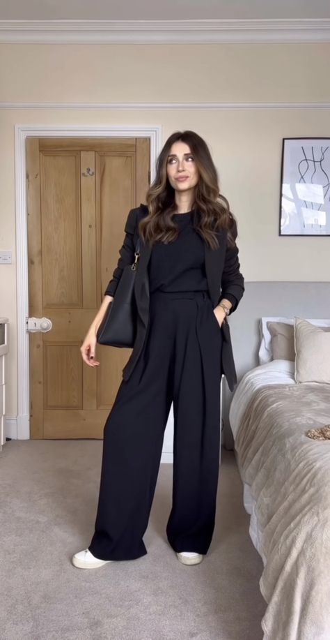 Jumpsuit Outfit Work, Wide Leg Pants Outfit Work, Casual Neutral Outfits, Stylish Business Outfits, Wide Leg Outfit, Black Blazer Outfit, Outfit Elegantes, Jumpsuit Outfits, Effortlessly Chic Outfits