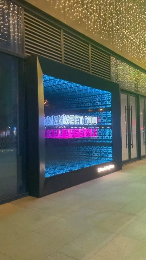 uineonsignmanufacturer on Instagram: You never see such big #infinitymirrors #ledneonsign .The #infinitymirror size is 3660*244mm.LED #neonsigns infinity mirror is upgraded… Infinity Mirror Wallpaper, Infinity Mirror Photo Booth, Infinity Mirror Wall, Photo Op Wall, Mirror Architecture, Infinite Mirror, Infinity Mirror Room, Infinity Signs, Led Infinity Mirror