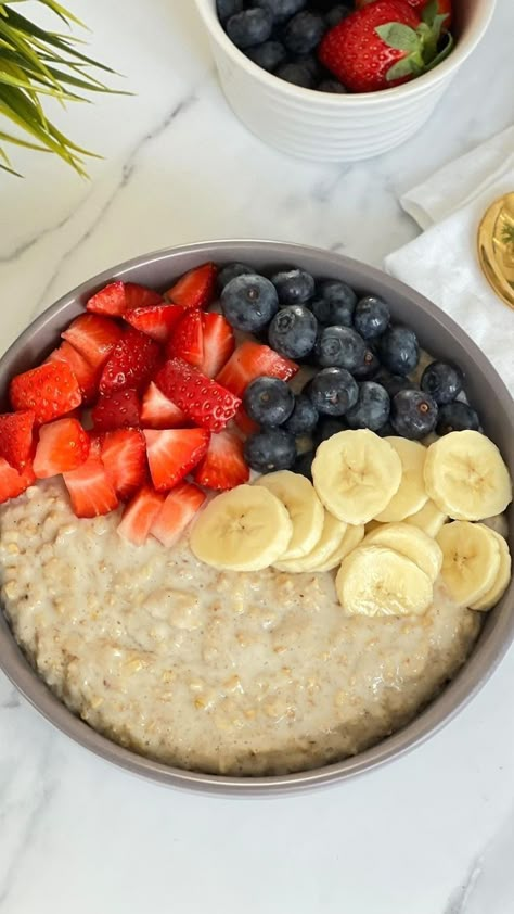 Healthy Breakfast Bowls Oats, Oats Fruit Bowl, Eat Overnight Oats, Healthy Food Oats, Oats With Fruits, Oats And Fruits Bowl, Porridge Toppings Healthy, Oatmeal Fruit Bowl, Breakfast Ideas Healthy Oats