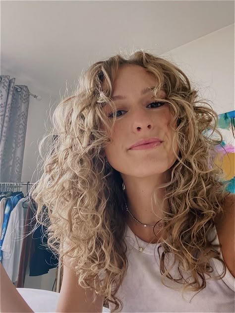 Long 2c Curly Hair, Curly Hair With Fringe, Long Naturally Curly Hair, 2c Curly Hair, Curly Curtain Bangs, Naturally Wavy Hair Cuts, Hairstyles For Long Curly Hair, Long Layered Curly Hair, Hair With Fringe