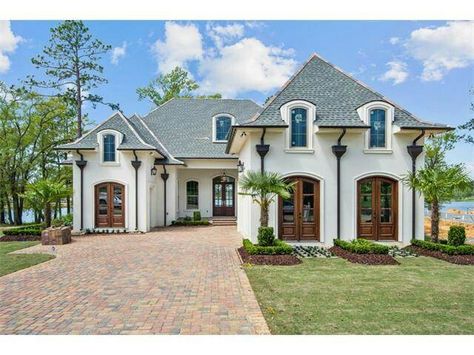 Louisiana style home Southern French Country Home, Louisiana Style Homes, House Plans Southern, Acadian Style Homes, Southern Style Homes, Country Home Exterior, Southern Louisiana, Trendy House, Louisiana Style