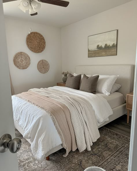 Can you believe most of my bedroom is from Target, Walmart, and Amazon?! 😍👏🏼 Comment BEDROOM to shop 🔗🩷 #interiordesign #boujeeonabudget #afforablehomedecor #homedecorationideas #boujieonabudget #bedroominspiration #makeyourhouseahome #homeorganization #budgetfriendly #renterfriendlydecor #targethome #ltkhome #ltksalealert #ltkstyletip Farmhouse Bedrooms, Apartment Decorating Living, College House, Southern Outfits, Future Dreams, Beach Room, Bedrooms Ideas, Bedrooms Decor, Bedroom Views