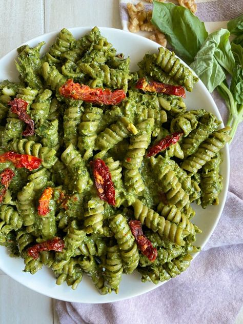 Spinach Avocado Pesto Sauce with Pasta - Healthy | Easy | Tasty - hellofrozenbananas.com Dairy Free Pesto, Spinach Avocado, Easy Pasta Sauce, Basil Pesto Recipes, Spinach Pesto, Green Pasta, Pasta Pesto, Avocado Pesto, Low Carb Paleo