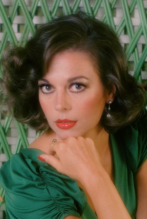 Natalie Wood photographed by Michael Childers, 1970s. Splendour In The Grass, Jean Harlow, Natalie Wood, Vivien Leigh, Classic Movie Stars, Romy Schneider, Robert Redford, Rita Hayworth, Actrices Hollywood