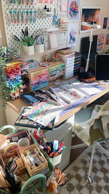 Art Desk Ideas, Art Corner Bedroom, Art Desk Aesthetic, Dream Art Room, Art Studio Space, Study Desk Decor, Art Studio Organization, Art Studio Room, Art Studio Design