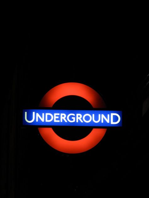 london underground Uk Scenery, Underground Sign, Phonecase Ideas, Tube Art, Logo Packaging Design, Historic London, Tube Train, Big Red Bus, London Underground Stations