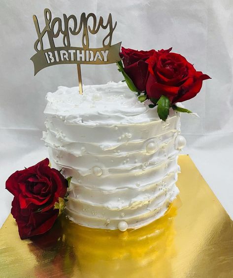 Real Roses On Cake, Real Flower Decoration Cake, Cake Design With Real Flowers, Birthday Cake With Roses Flowers, Cake Decoration With Real Flowers, Pinapple Cake Designs, Simple Pineapple Cake Design, Real Flower Cake Design, Birthday Cake Real Flowers