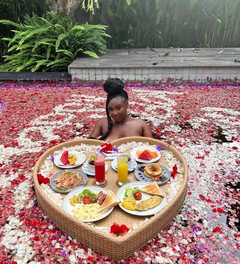 bali dump // one of the best birthdays yet 💓🧚🏾✨ Floating Brunch, Bali Romantic, Vacation Poses, Bali Food, Dream Dates, Bali Vacation, 23rd Birthday, Vision Board Inspiration, Food Goals