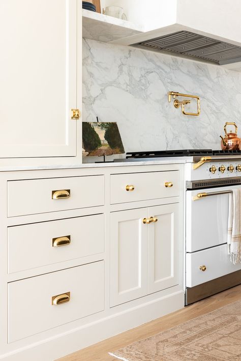 Studio Mcgee Kitchen Cabinet Colors, Studio Mcgee Countertops, Creamy Kitchen Cabinet Colors, Bm Creamy White Cabinets, Bm Creamy White, Studio Mcgee Pantry, Shea Mcgee Kitchen, Shea Mcgee Home, Mcgee Home Kitchen