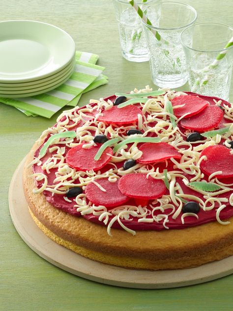 Not your average dessert "pizza," this creative cake is easier than it looks to make! Pizza Cake Design, Dessert Imposters, Pizza Birthday Cake, Food Pranks, Pizza Birthday Party, Pizza Party Birthday, Pizza Sugar Cookie, Sweet Pizza, Betty Crocker Cake