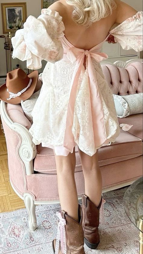 Girly Southern Outfits, Girly Country Aesthetic, Girly Cowgirl Aesthetic, Girly Cowgirl Outfits, Pink Country Wedding, Southern Belle Aesthetic, Southern Belle Outfit, Dolly Outfits, Pink Cowgirl Aesthetic