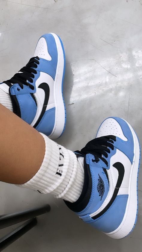 Sky Blue Sneakers, Nike Shoes Blue, Pretty Sneakers, Diy Sneakers, Pretty Shoes Sneakers, Jordan Shoes Retro, All Nike Shoes, Shoes Outfit Fashion, Nike Shoes Jordans