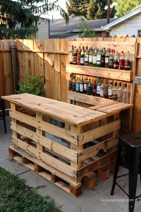 Pallets are often readily available for free or at a low cost, making them an affordable material for DIY projects like building a bar. Tiki Bars Diy, Diy Garden Bar, Building A Bar, Pallet Projects Garden, Pallet Bar Diy, Diy Outdoor Bar, Porch Bar, Diy Home Bar, Outdoor Patio Bar