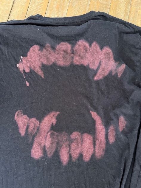 Vampire Shirt Aesthetic, Emo Bleach Shirt, Bleach Diy Ideas, Cool Bleach Shirt Designs Grunge, Things To Bleach On Shirts, Bleach Painting Idea, Bleached Shirts Diy, Bleach Paint Pants, Simple Bleach Shirt Ideas