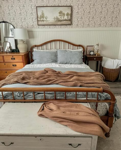 Cute Vintage Bedroom Ideas, Vintage Bed Frame Ideas, Master Bedrooms Decor Vintage, Cottage Core Bed Frame, Wooden Bed Frame Bedroom Ideas, Wood Bed Frame Aesthetic, Vintage Bed Frame Wooden, Honey Apartment, Blue Cottage Bedroom