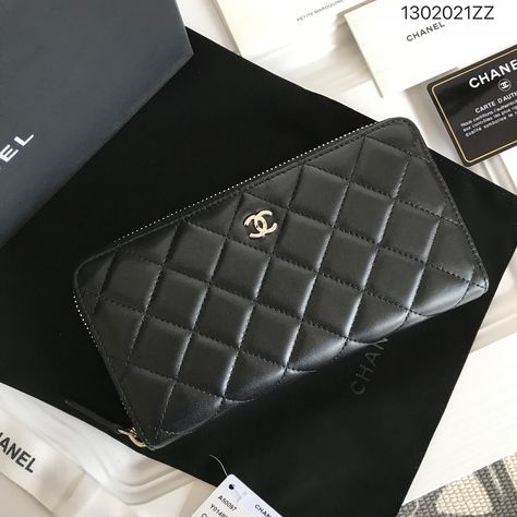 Bougie Closet, 2023 Vision, Black Clutch, Leather Purse, Lambskin Leather, Wallets For Women, Leather Purses, Chanel Classic, Purse Wallet