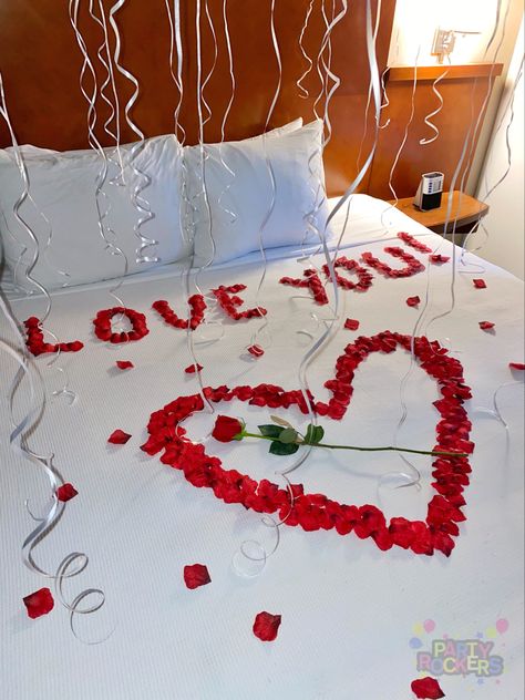 Love You written with rose petals, heart with flower in middle Rose Petal Bedroom Surprise, Flowers On Bed Romantic, Rose Decorations Bedroom, Rose Petals Room Decoration, Rose Petal Decoration Ideas For Birthday, Rose Petals Bed, Rose Petal Room Decor, Rose Petals On Bed With Candles, Rose Pedals Ideas