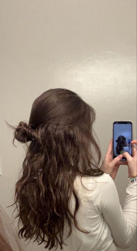 Brown Wavy Hair, Rambut Brunette, Brown Hair Inspo, School Hair, Peinados Fáciles Para Cabello Corto, Hairstyle Inspo, Hair Stylies, Aesthetic Hair, Cute Hair