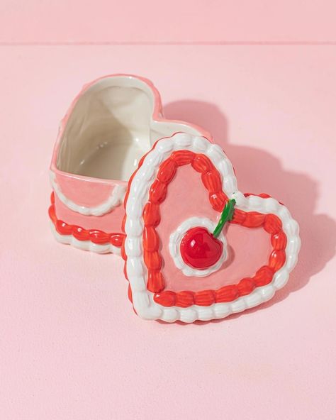 And a cherry on top ! 🍒 the perfect way to store all your little Knick knacks and trinkets in this vintage heart cake inspired box with lid ! Cute Woodshop Projects, Cute Baking Tools, Cute Jewelry Dishes, Ceramic Trinket Tray, Pottery Food, Clay Jewellery Holder, Clay Box, Key Tray, Cake Storage