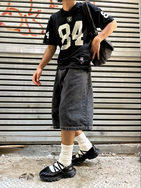 Jorts Aesthetic Outfit Boy, Jorts Mens Outfits Y2k, Jorts Outfit Idea Men Y2k, Skater Boy Summer Outfits, Jorts Mens Outfits Streetwear, Jorts Fit Men, Baseball Outfits Men, Y2k Jorts Outfit, Guys Clothing Styles Summer