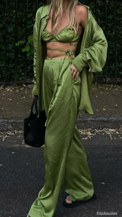 Green Silk Two Piece Outfit, Picnic Pants Outfit, Matching Silk Set Outfit, Satin Outfit Ideas, Silk Two Piece Outfit, Picnic Outfit Summer, Aesthetic Summer Fashion, Vietnam Clothes, Colors Outfit