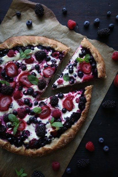 Honey sweetened pizza dough topped with mixed berries and a cheesecake sauce. Several pizza crust options, including a spelt and gluten-free option. Cheesecake Pizza, Mixed Berry Cheesecake, Strawberry Pizza, Brownie Pizza, Dessert Pizzas, Healthy Fruit Pizza, Mini Fruit Pizzas, Pizza Sugar Cookie, Eggs Florentine