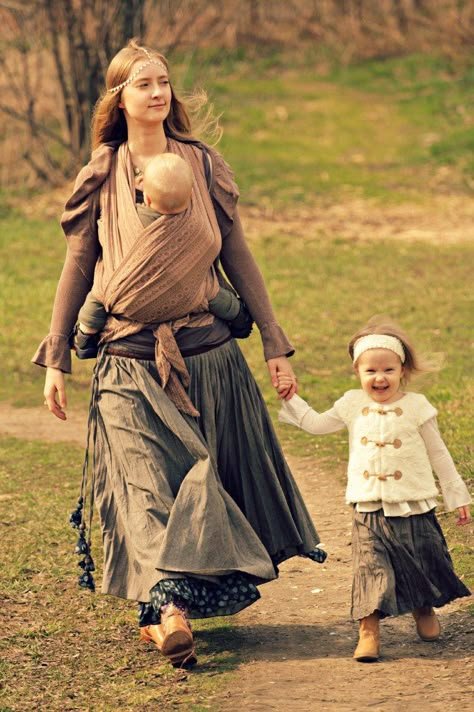 Hippie Mom Style, Hippie Family, Life Could Be A Dream, Boho Mom, Hippie Mom, Cotton Kurti Designs, Hippie Life, Native Style, Mama Style