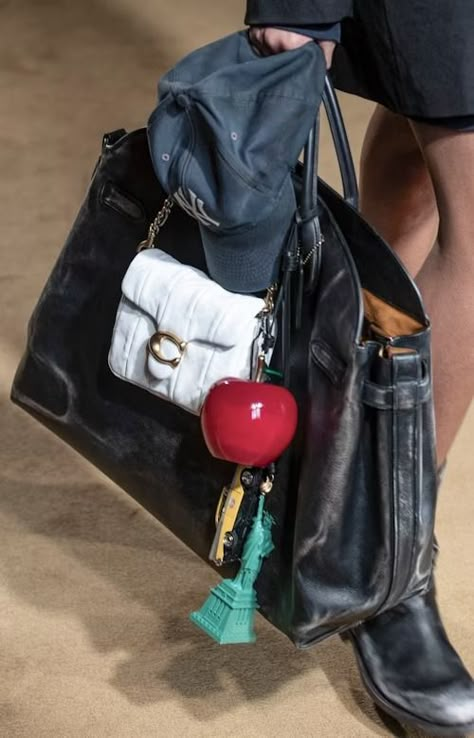 Bag Charms & Keychains Are Taking Over The Street Style Scene Minimalist Vision Board, Slouchy Leather Tote, Walking Out The Door, Bag Styling, Bag Closet, Fashion Decades, Winter Bags, Walking Out, Bag Keychain