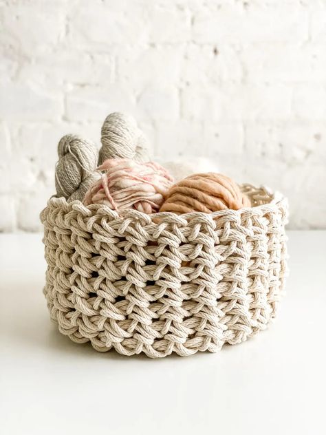 Make this quick and easy finger crochet basket pattern for beginners. No tools required! Just use your hands to crochet a basket from rope. Diy Finger Knitting, Edge Embroidery, Happy Homemaking, Hand Crocheted Blanket, Finger Crochet, Homemaking Ideas, Rustic Baskets, Crochet Storage Baskets, Basket Weaving Patterns