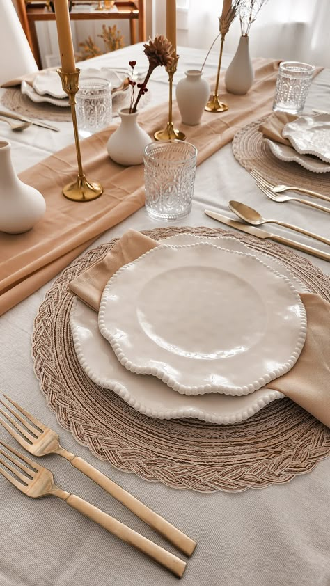 Dinner Table Design Ideas, Table Setting Small Table, Table Setting Wooden Table, Table Setting Inspiration Dinner Parties, White Table Setting Home, Table Cutlery Setting, Beige Dinner Table Setting, Dining Table Settings Ideas, Elegant Table Set Up