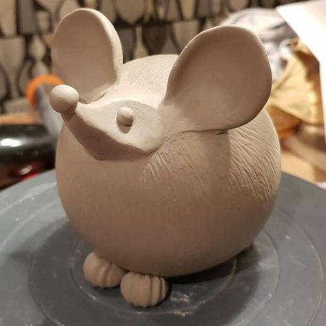 Sphere Pottery Ideas, Sphere Clay Projects, Pottery Sphere Ideas, Sphere Clay Ideas, Ceramic Sphere Ideas, Pinch Pot Animals, Pot Animals, Ceramic Ball, Pottery Animals