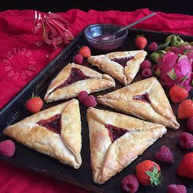 Fiction-Food Café: Dragon Berry Jelly Tarts | The Dragon Prince Jelly Tart, Dragon Recipe, Tavern Food, Berry Tarts, Fiction Food, Dnd Food, Dnd Party, Medieval Recipes, Fairy Food