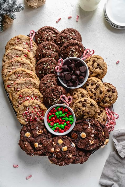 Be the hostess with the mostest this holiday season with an epic Christmas cookie platter! They are so easy to put together and always a fun and creative way to share holiday treats with family and friends. Learn all the tips and tricks you need take your entertaining skills to the next level with a Christmas cookie platter. Cookie Platters Display, Christmas Cookies Platter, Girly Christmas Party, Cookie Presentation, Bring A Board Night, Cookies Platter, Birthday Appetizers, Gluten Free Pumpkin Bars, King Arthur Gluten Free