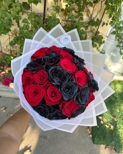 Red and black mixed roses ♥️🖤 - - - - - - #explore #explorepage #viral #post #flowerphotography #flowers #ramobuchon #ramo #rosasrojas #bouquetofflowers #viralpost #viral #ramos #redroses #rosas #rose #smallbusiness #sacramento #florist #flores #floreslindas #redroses #blackrose #rosasnegras #rosasrojas #halloweenbouquet #spooky #spookyseason #blackflowers #blackandred #florists #flowerlovers Red And Black Rose Bouquet, Black And Red Roses Bouquet, Black Rose Bouquet, Black And Red Roses, Red Rose Bouquet, Flower Business, Flower Arrangements Simple, Black Flowers, Ribbon Flowers