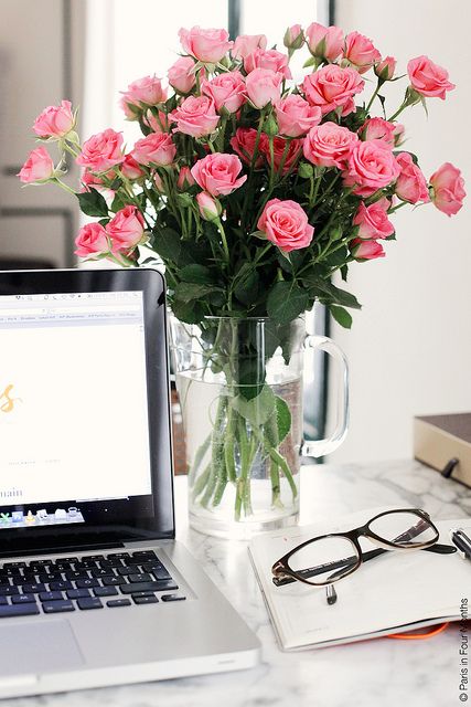 ❥ Home Office: Fresh flowers always lighten up the mood of every room. So yes! Great addition to any desk :) Deco Floral, A Desk, Office Inspiration, My New Room, Brighten Your Day, Love Flowers, My Flower, Pretty Flowers, Fresh Flowers