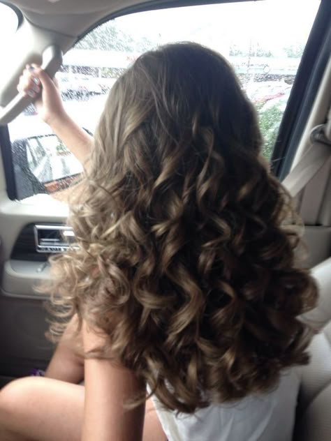 Natural Brown Hair Aesthetic, Glossy Wavy Hair, Brown Hair Claims For Dr, Healthy Hair Aesthetic Wavy, Curled Hair Pictures, Messy Chic Hair, Pretty Long Brown Hair, 2b Hair Highlights, Curling Hair Aesthetic